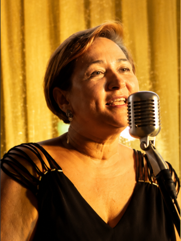 Frances Piña cantant en directe