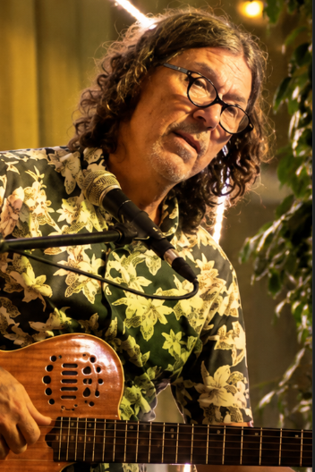 Oscar Piña tocant la guitarra en directe